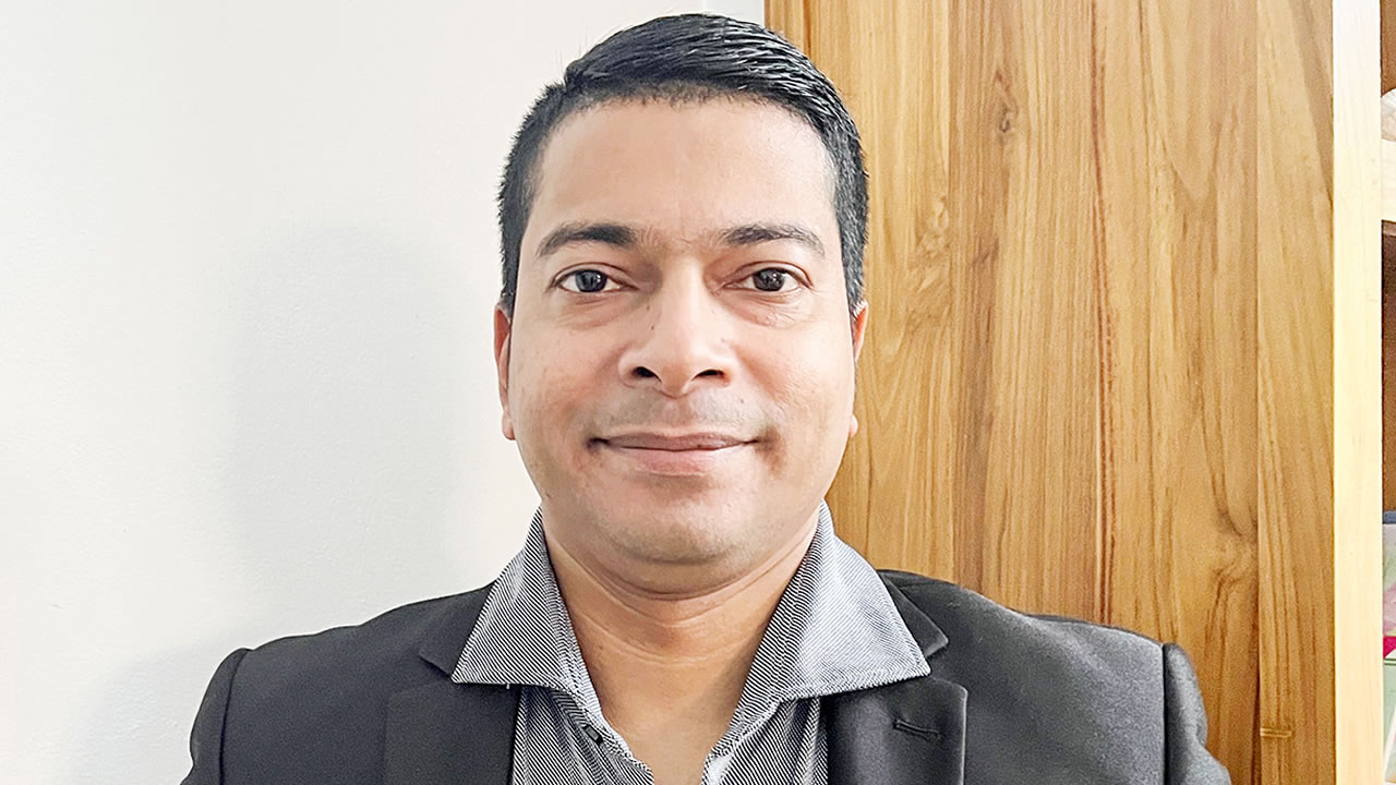 Dr Meetheelesh Abeeluck exige l’abolition immédiate du système de travail 24/7.