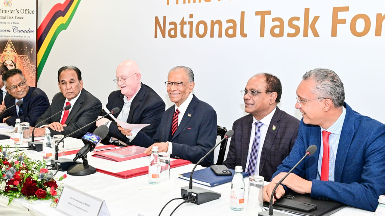 Le PM entouré de ses ministres mardi lors d’une réunion de suivi pour le Cavadee et le Maha Shivratree. 