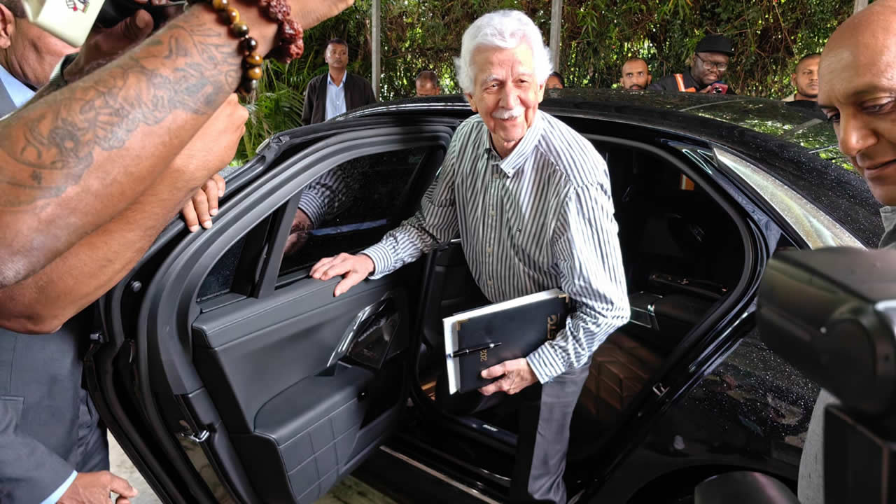 Selon Paul Bérenger, l’évolution de la réforme électorale jouera un rôle clé dans les choix qu’il sera amené à effectuer.