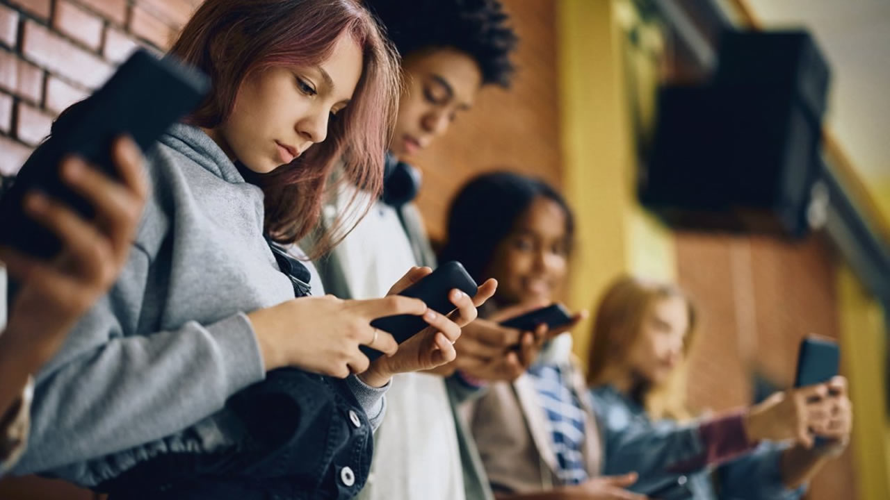 Les enfants passent beaucoup de temps sur leur téléphone.