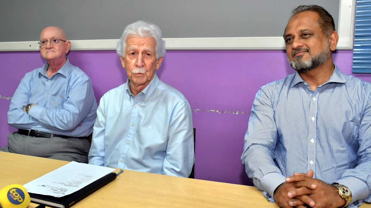 Rajesh Bhagwan et Reza Uteem aux côtés de Paul Bérenger vendredi après la réuniRajesh Bhagwan et Reza Uteem aux côtés de Paul Bérenger vendredi après la réunion du bureau politique mauve.on du bureau politique mauve.