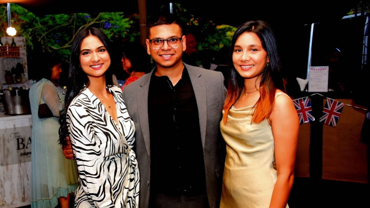 Sable International Study Abroad - (de gauche à droite: Dushila Ramkelawon, Business Relations Adviser and Marketing Coordinator, Jevin Dussoye, Regional Director de Sable International Study Abroad Mauritius, Ridhishi Lofur, Study Abroad Adviser).