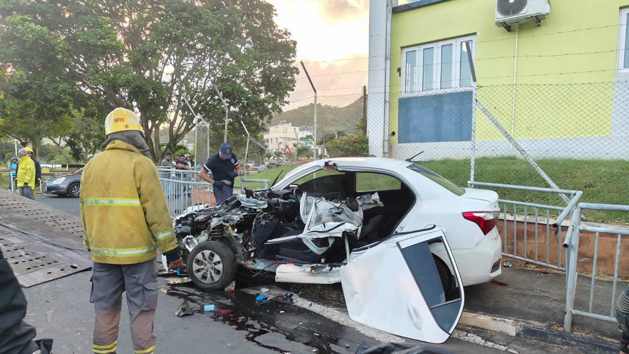 La voiture est  complètement endommagée.