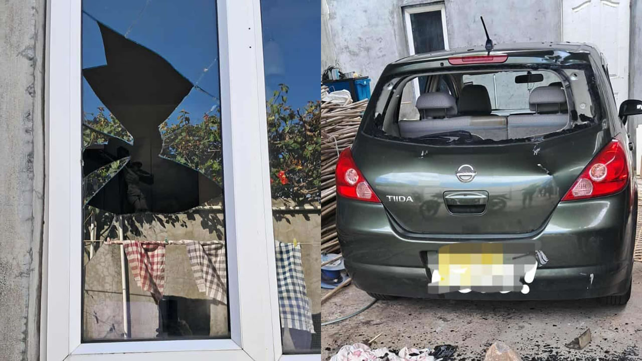 La vitre d’une fenêtre endommagée par ce qui serait un jet de pierre.