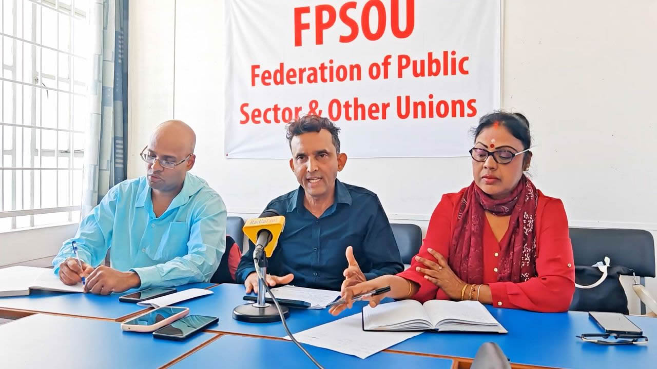 Les syndicalistes Prakash Balukram, Haniff Peerun et Amarjeet Seetohul dénoncent une decision unilatérale.