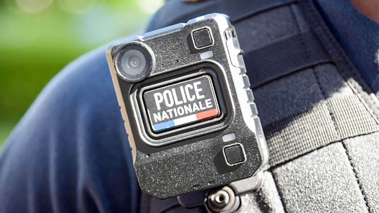 Exemple de bodycams utilisées par la police française.