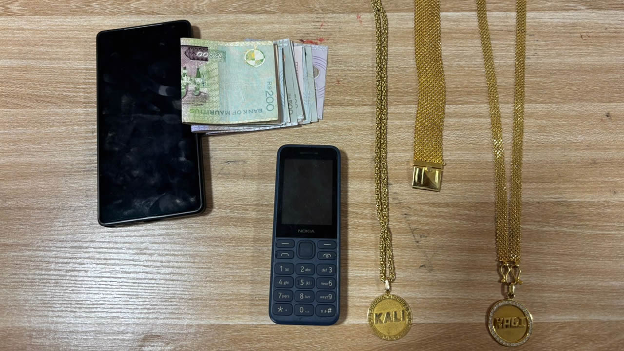 Plusieurs objets et une somme de Rs 3850 à Rose-Hill. 