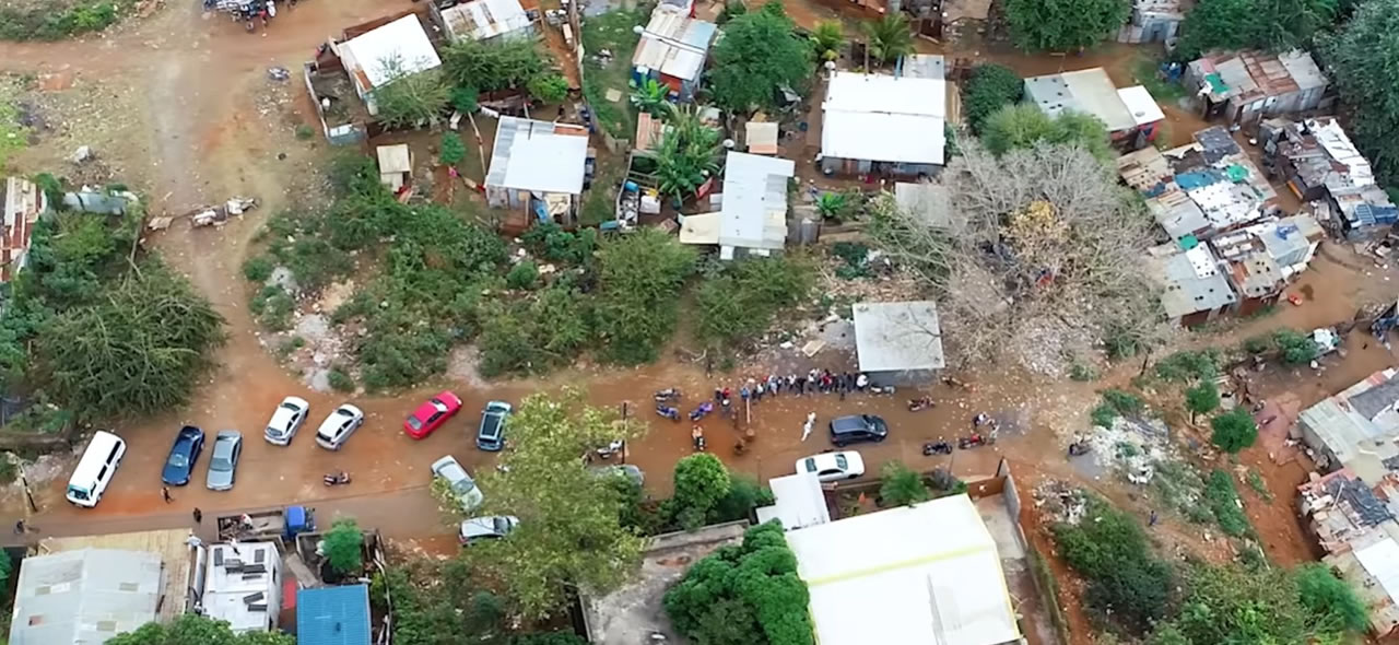 Aires de stationnement, files d'attente structurées : tout est bien organisé pour le bon déroulement du trafic.