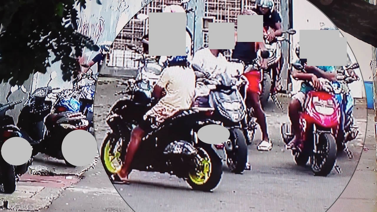 Des jeunes motocyclistes à bord de puissants deux-roues arpentent les rues du quartier en permanence.