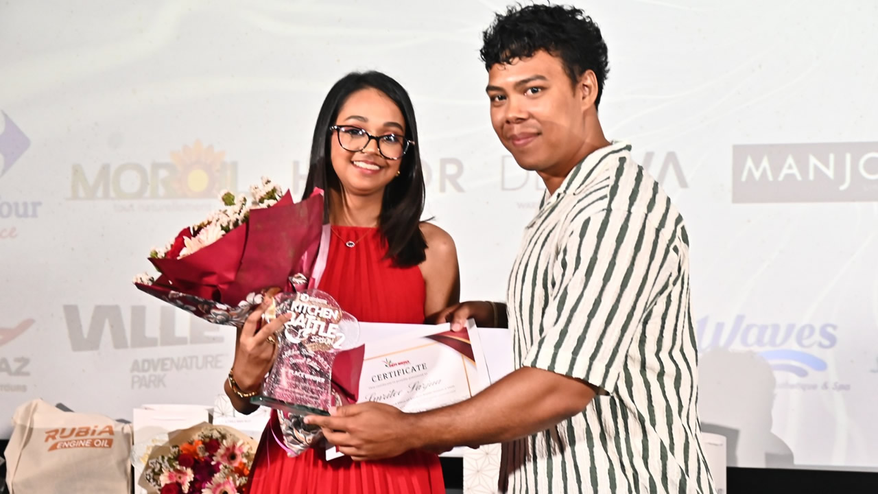 Smritee Sarjua recevant ses récompenses des mains de Dylan Chan, représentant de  Défi Digital.