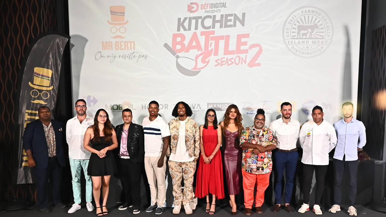 Les candidats de cette deuxième saison réunis en compagnie des membres du jury et des Chefs invités.