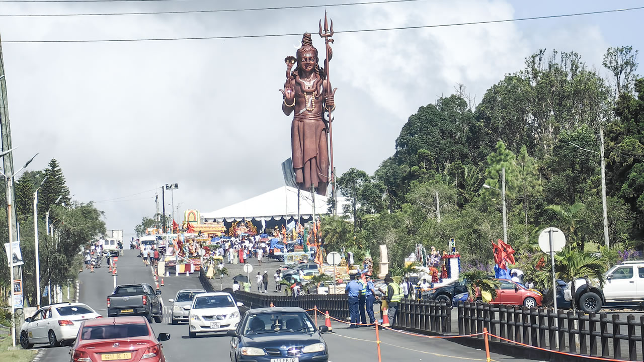 À l’entrée de Grand-Bassin se dresse le gardien de ce lieu sacré : la statue de Shiva, imposante et protectrice, accueillant les pèlerins dans une atmosphère empreinte de spiritualité.