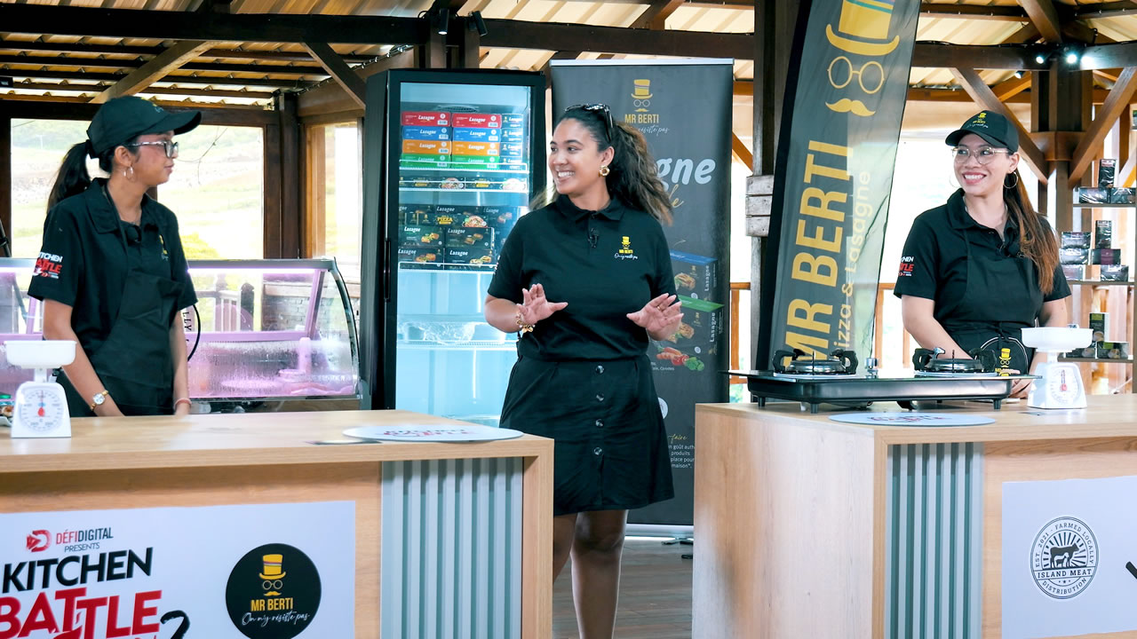 Ce duel a vu s’affronter Smritee et Grace. (De g. à dr.) Smritee, Stéphie Henry la présentatrice, et Grace.