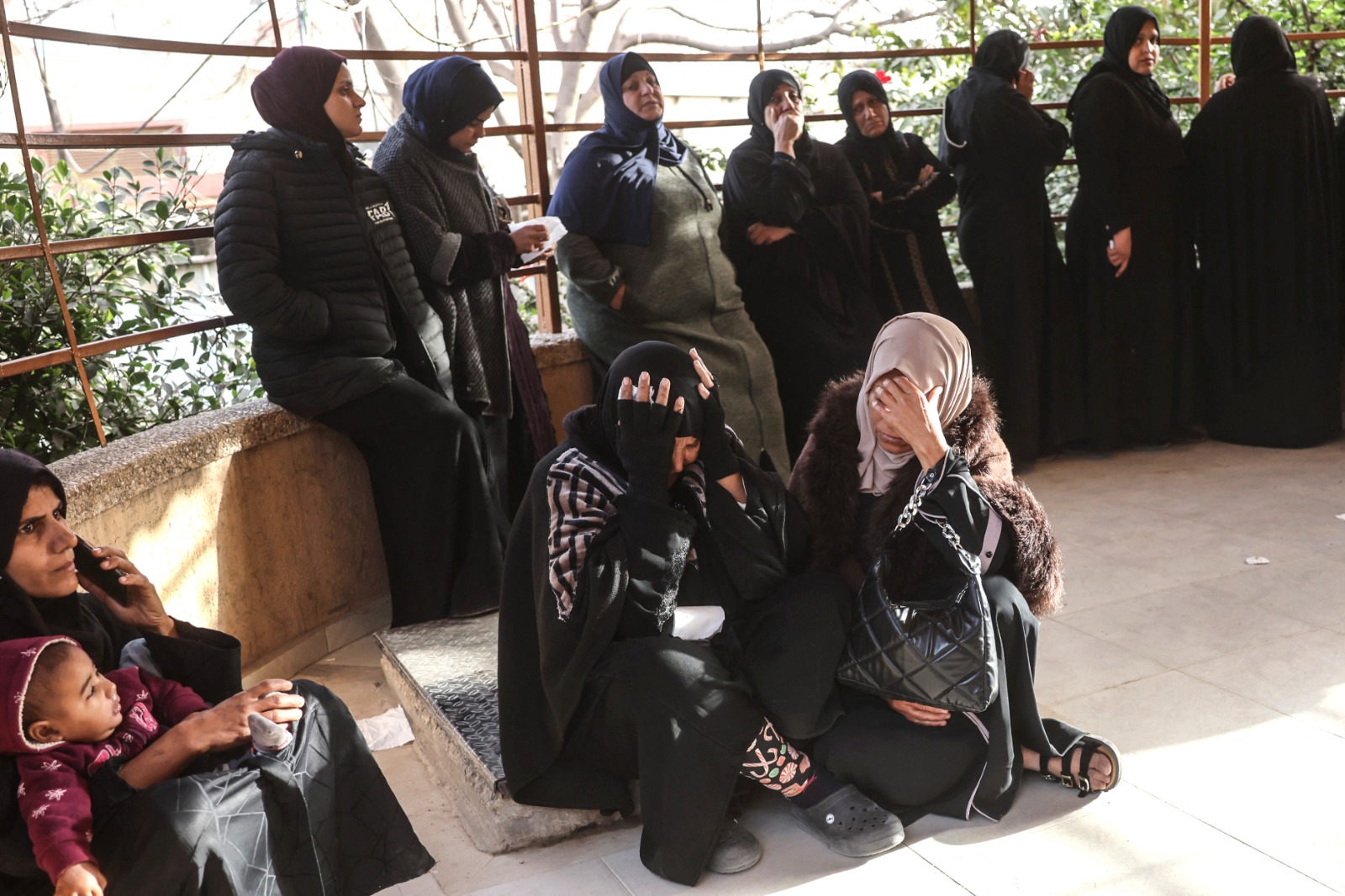 La Défense civile de Gaza annonce que des frappes israéliennes ont fait 12 morts