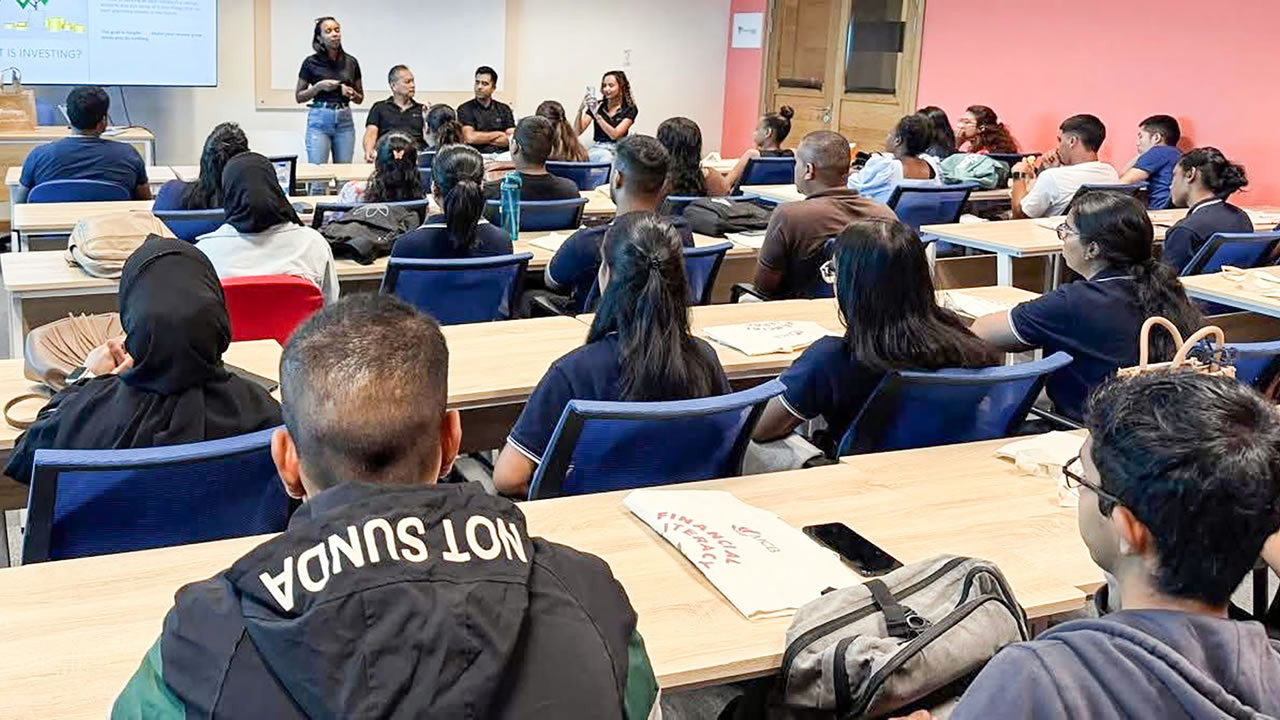 Des candidats en cours d’inscription à Polytechnics Mauritius Ltd.