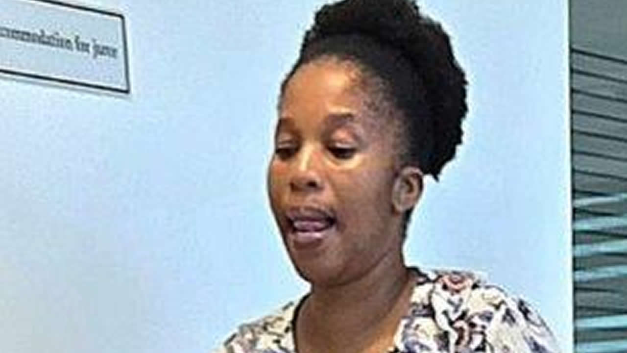 Vuyiswa Valencia Gogo quittant la cour d’assises.