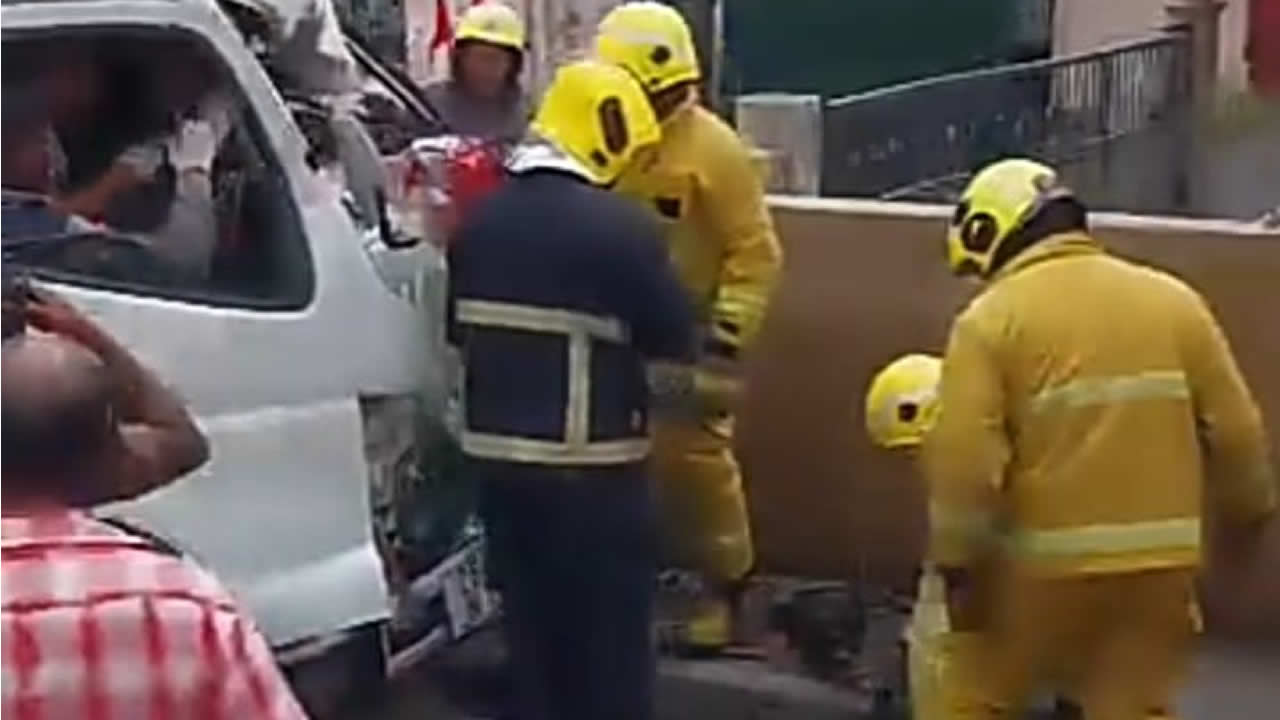 Le véhicule a fini sa route contre un mur blessant grièvement le passager.
