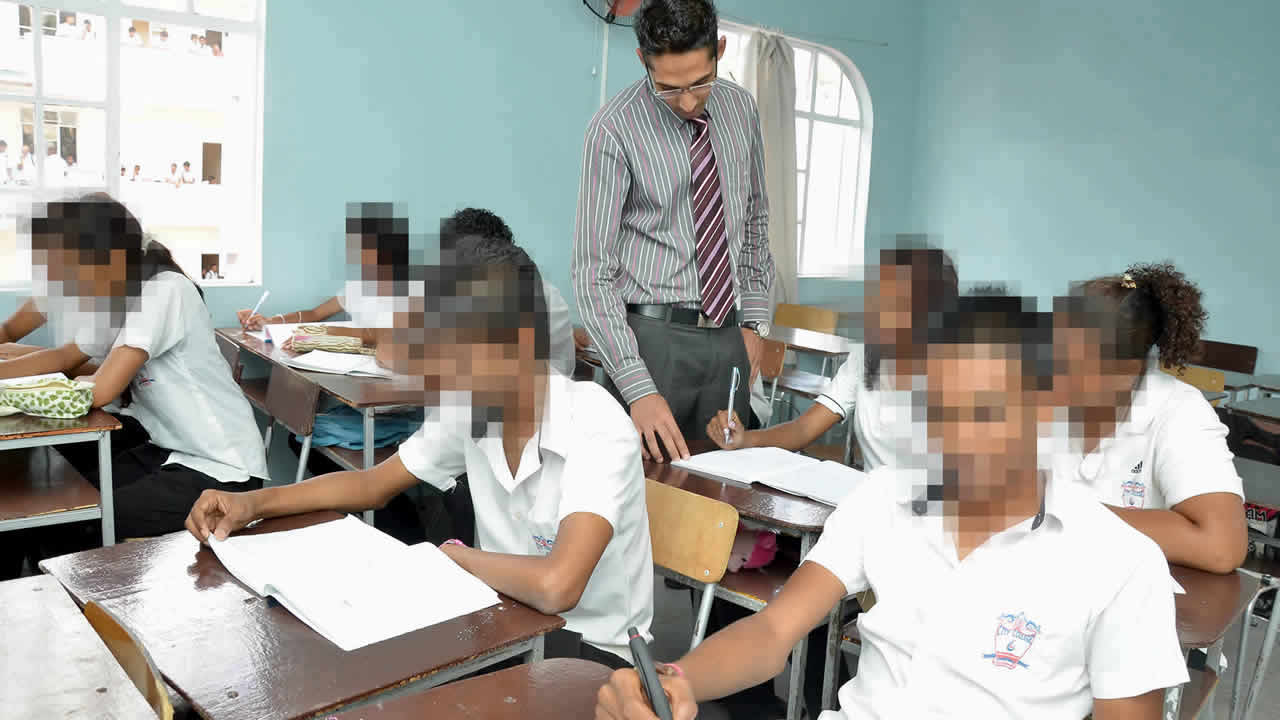 Des élèves en classe se préparant aux examens de fin d’année.