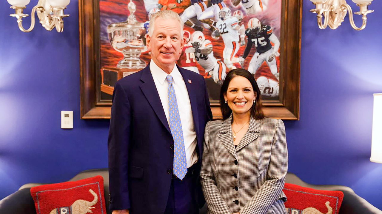 Priti Patel, « Shadow Foreign Secretary » britannique, en compagnie du sénateur américain Tommy Tuberville, qu’elle a rencontré mardi à Washington.