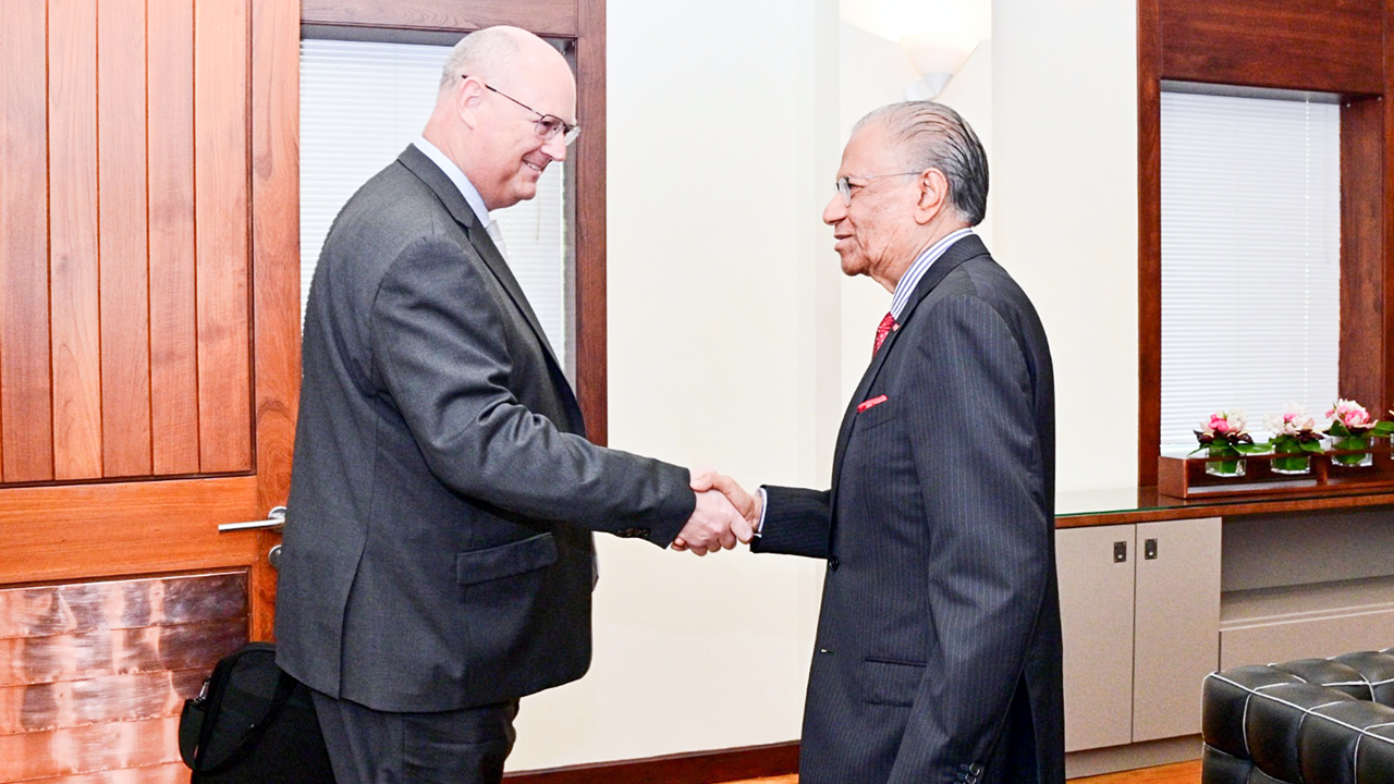 Hansen Torben Steen, le chef de la délégation du FMI, accueilli par le Premier ministre Navin Ramgoolam.