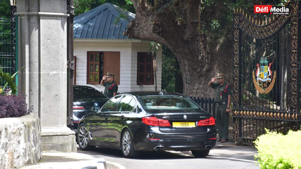 [En images] State House  Paul Bérenger soumet sa lettre de démission au président de la République