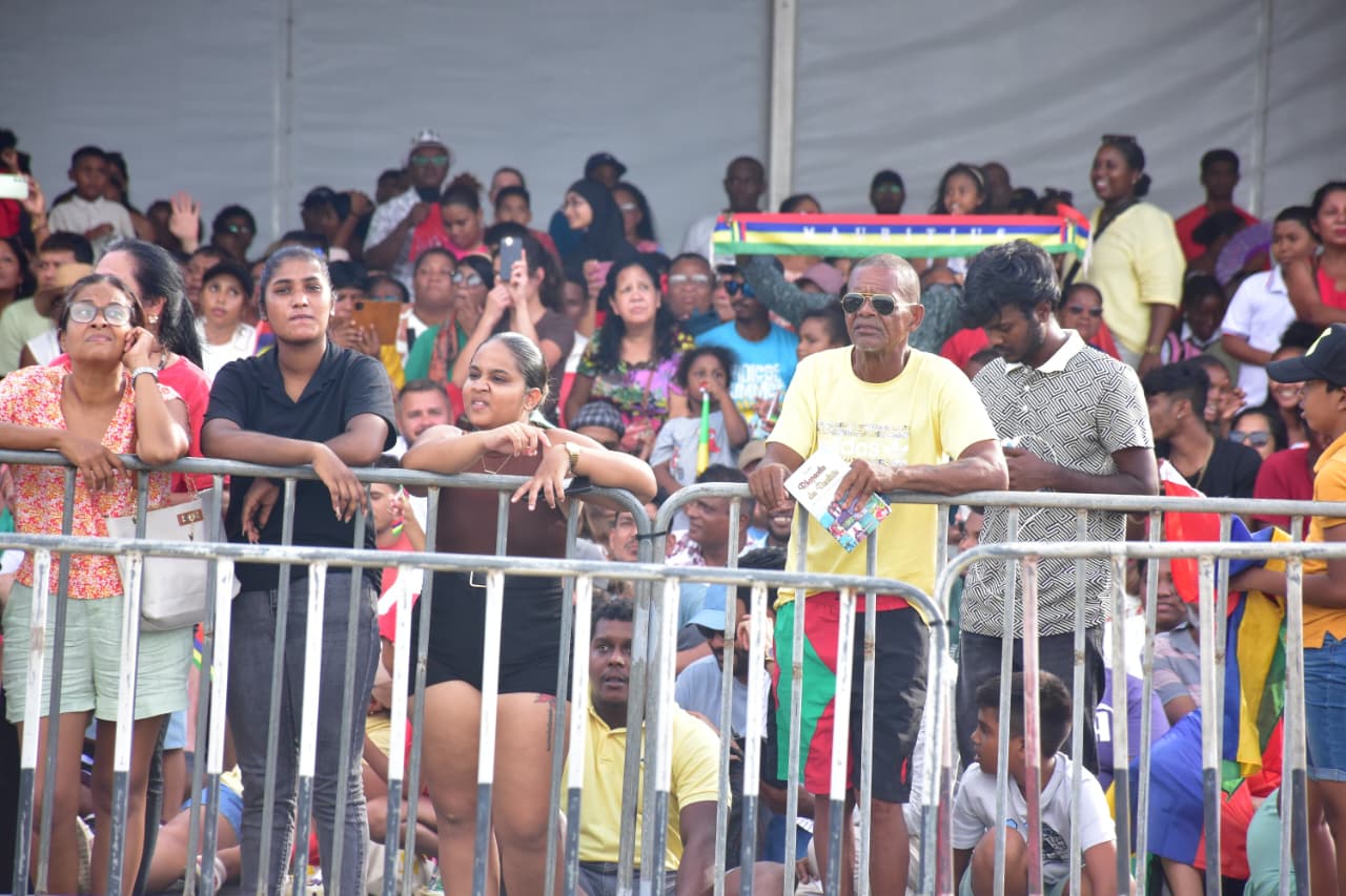 Des mauriciens a la ceremonies de lever de drapeau