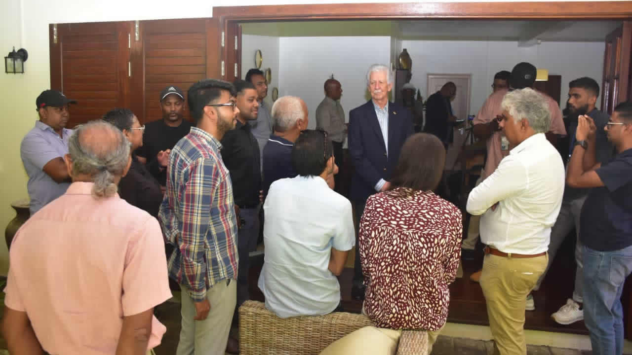 Paul Bérenger discutant avec quelques personnes avant la conférence de presse.