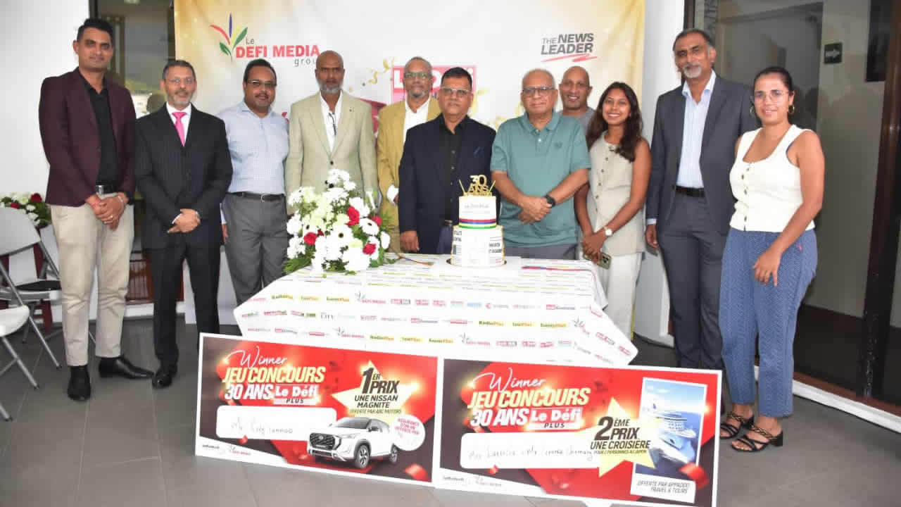 Partenaires, gagnants et responsables du Défi Media Group réunis lors  de la cérémonie officielle de remise des prix.