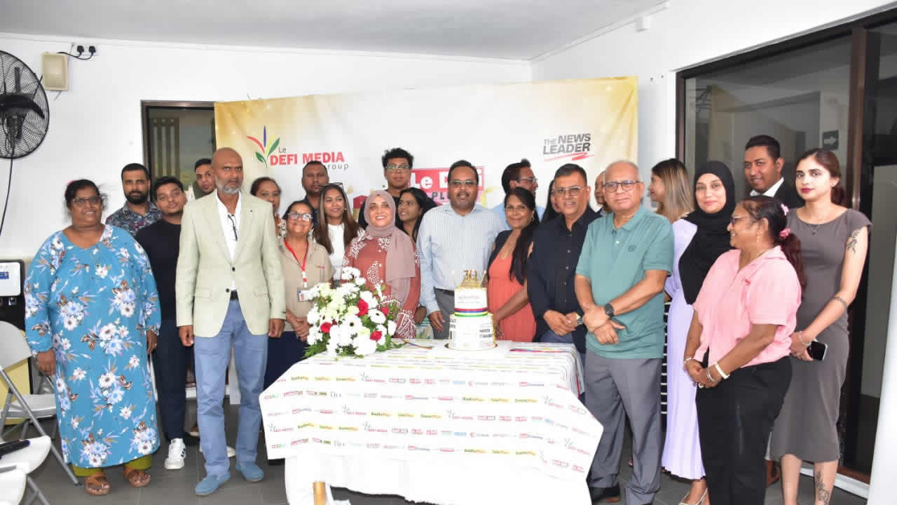 Les employés du Défi Media Group rassemblés autour du gâteau d’anniversaire pour célébrer cet événement marquant.