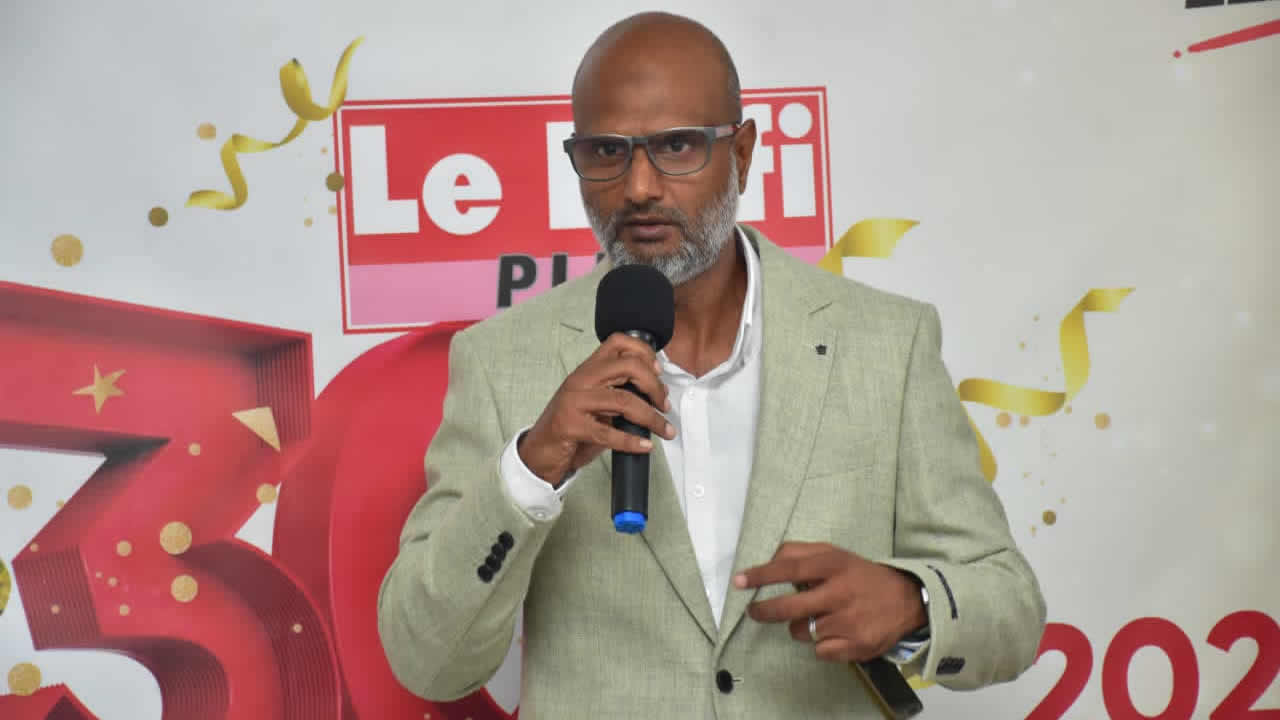 Nawaz Noorbux, Deputy CEO du Défi Media Group, lors de son allocution.