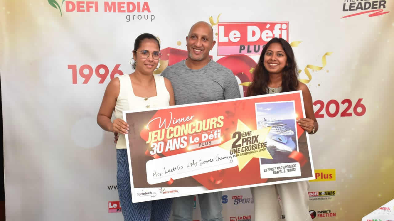 (De g. à dr.) Laeticia Furcy et son époux Jerome Chamary, lauréats de la croisière vers le Japon, en compagnie de Samanta Nagadoo, responsable d’Appadoo Travel & Tours.