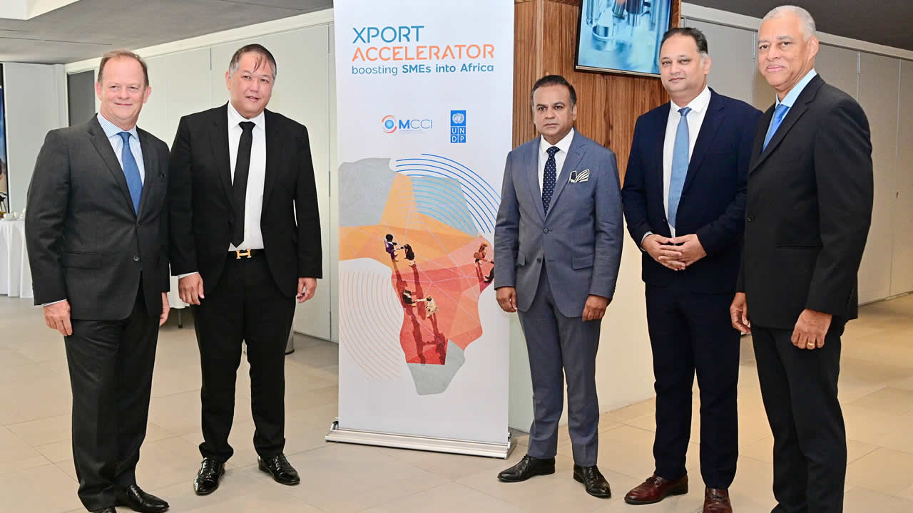 Michael Sik Yuen, Ritish Ramful, Meeam, entourés de Charles Harel  et  Patrice Marie.