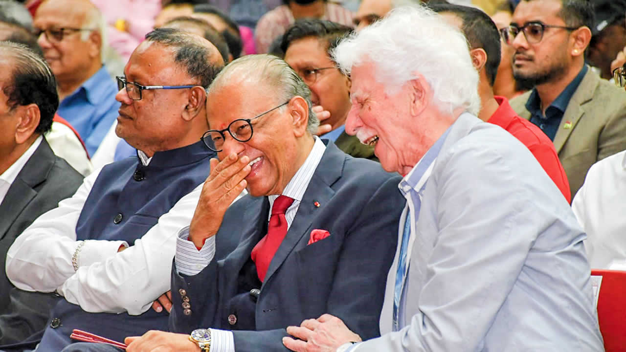 Une complicité qui n'a pas duré entre Paul Berenger et Navin Rangoolam.