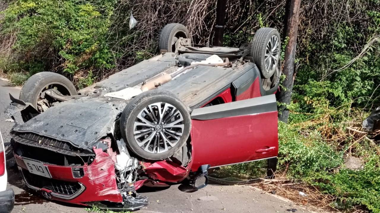 Pointe-aux-Sables : après avoir heurté un rocher, une voiture se renverse sur la route côtière