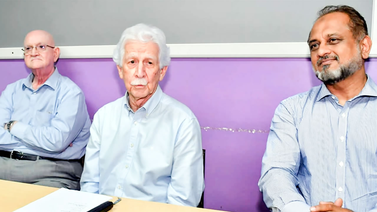 Rajesh Bhagwan, Paul Bérenger et Reza Uteem lors d’une conférence de presse en janvier.