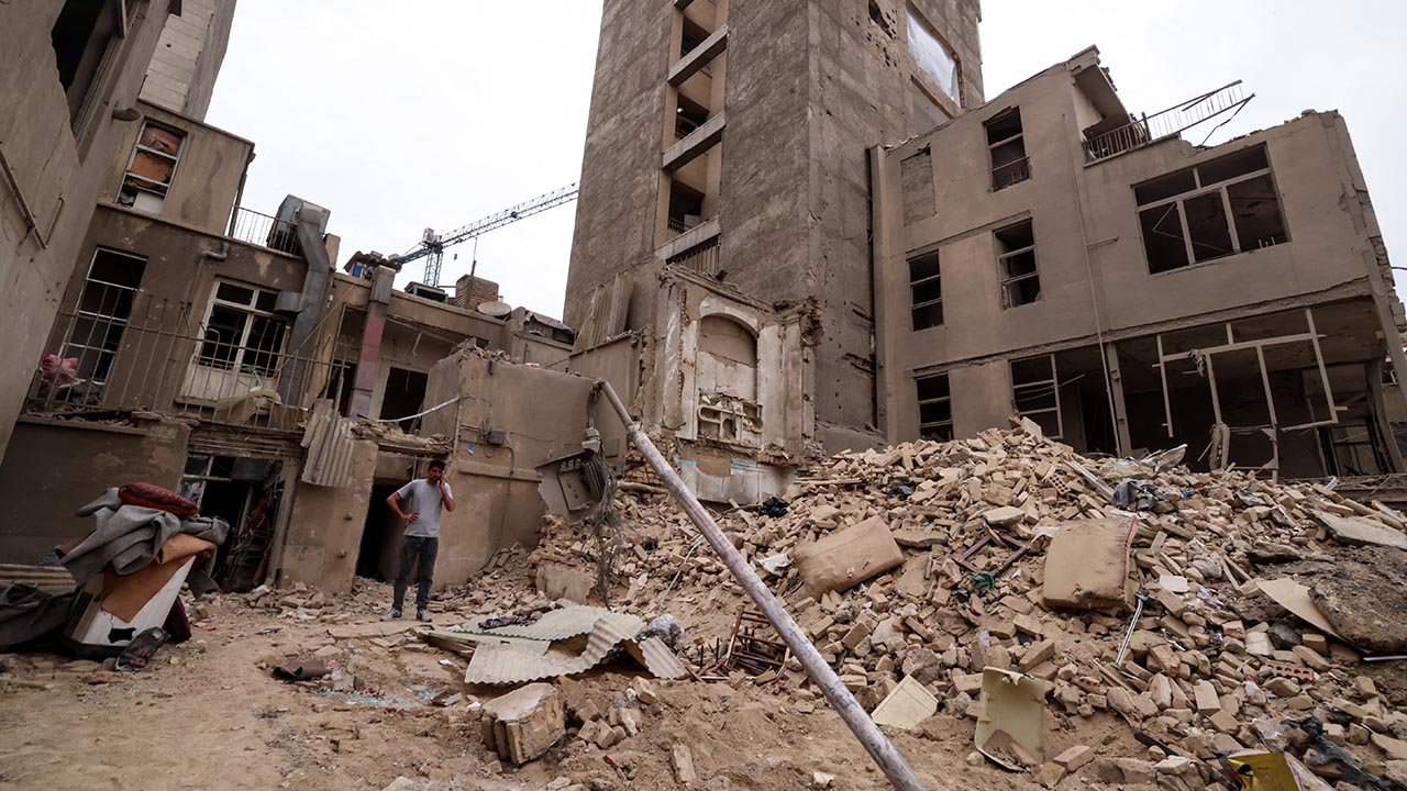 Iranien devant les décombres