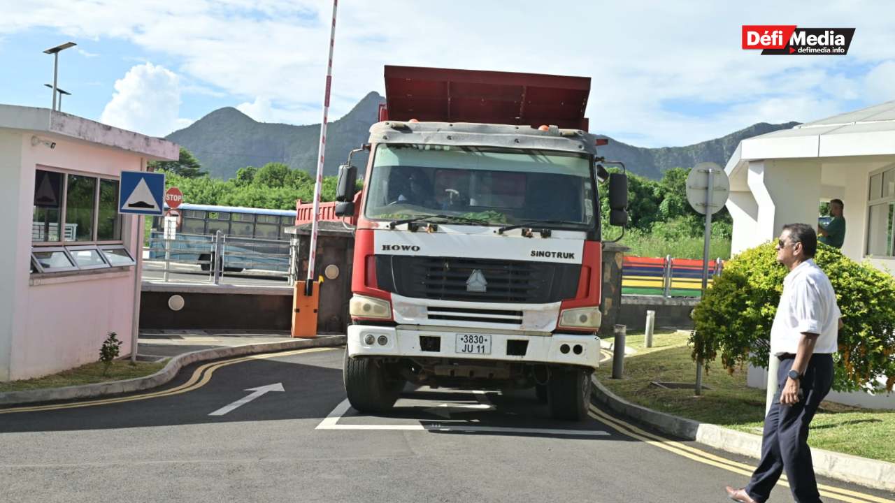 Soupçons de financement douteux : trois camions saisis par la FCC à Bambous