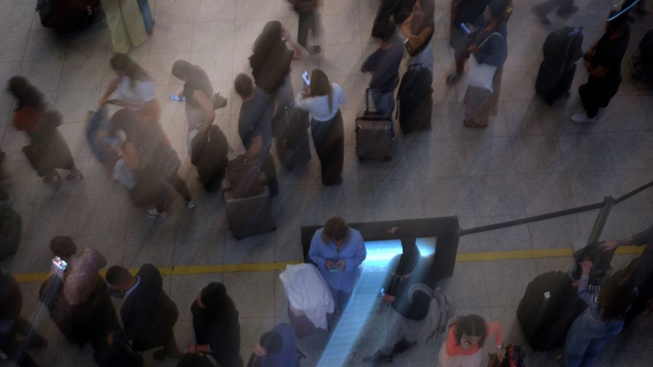 passagers bloqués à l'aeroport photo d'illustration 050326