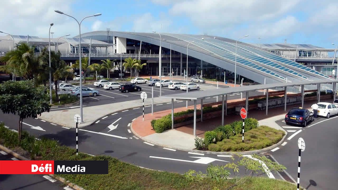 Aéroport SSR : 16,4 kilos de drogue d’une valeur de Rs 50 millions saisis ; une présumée passeuse et un policier arrêtés