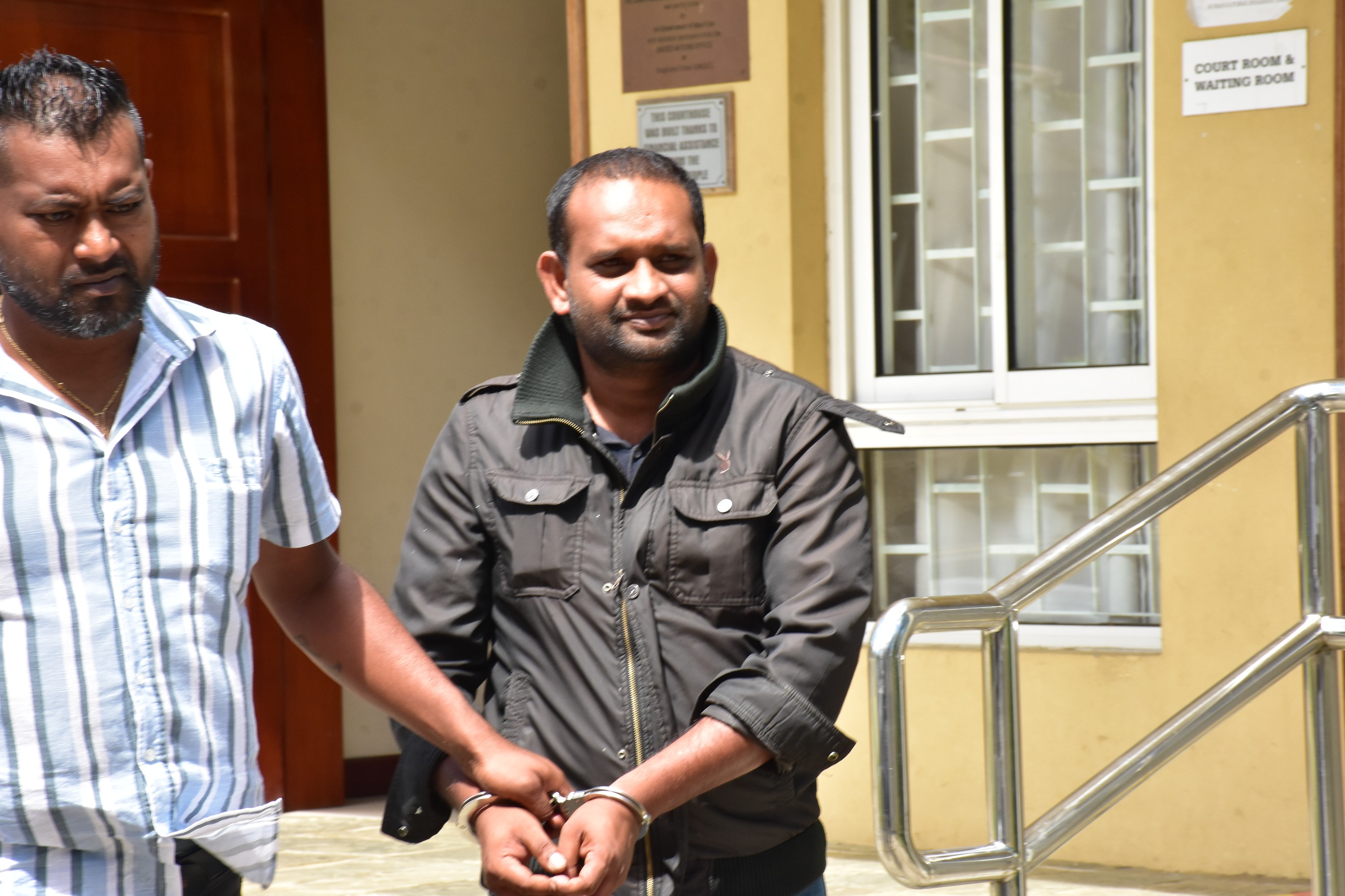 Pritvee Lalljee en cour de moka