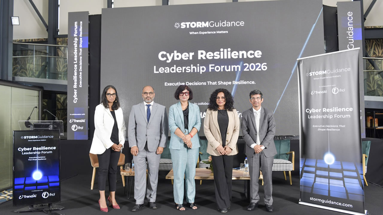 De g. à dr. : Farha Jhumka, CEO de Bluefox SAS, Daniel Essoo, CEO de la MBA, Dr Kaleem Usmani, Officer-in-charge de CERT-MU, Drudeisha Madhub, Data Protection Commissioner, et Dr Sheeba Armoogum, Head of cybersecurity à l’UoM.