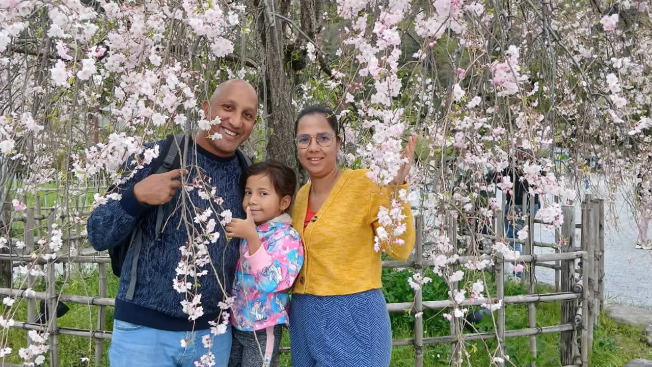 Un moment de poésie pour Jerome, Laeticia et la petite Jecia face  à la floraison des cerisiers japonais.