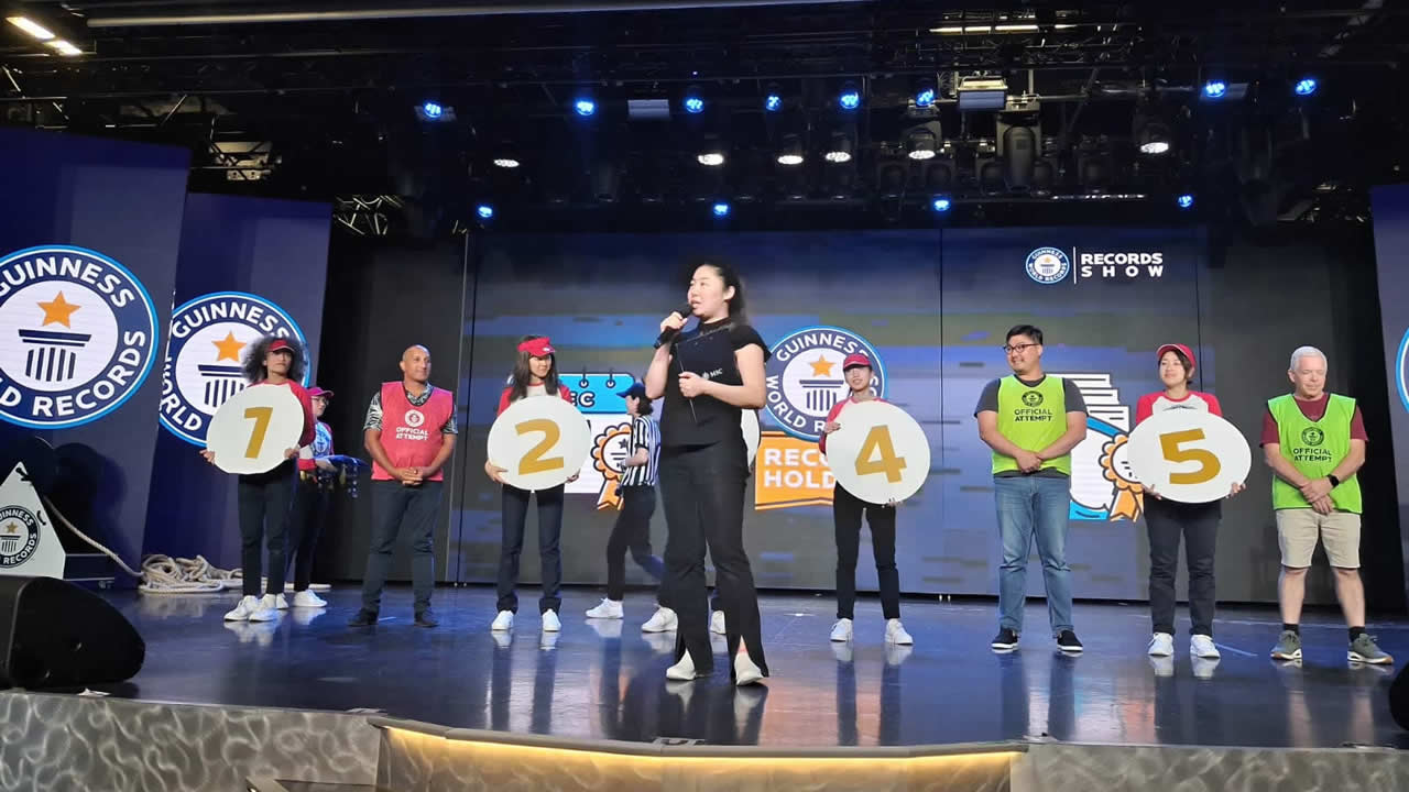 Jerome Chamary lors de sa participation à une activité de lego liée au Guinness World Records à bord.