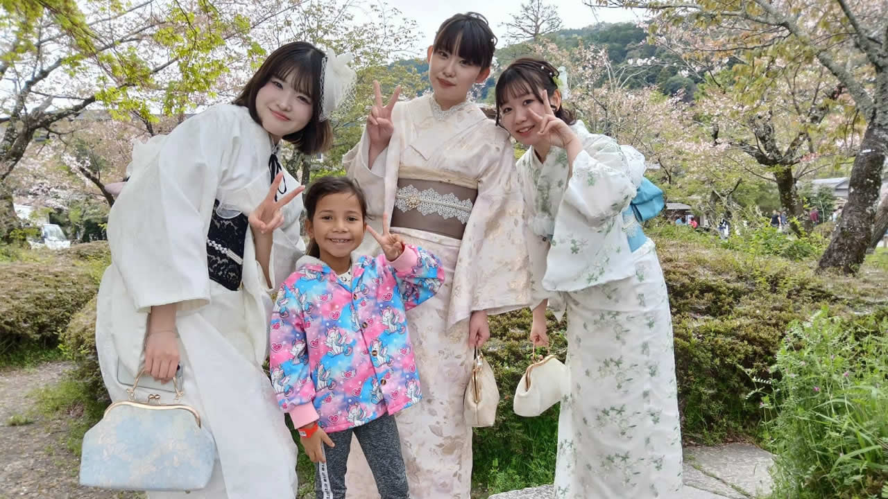 Rencontre mémorable pour la jeune Jecia, entourée de Japonaises vêtues de leurs kimonos traditionnels.