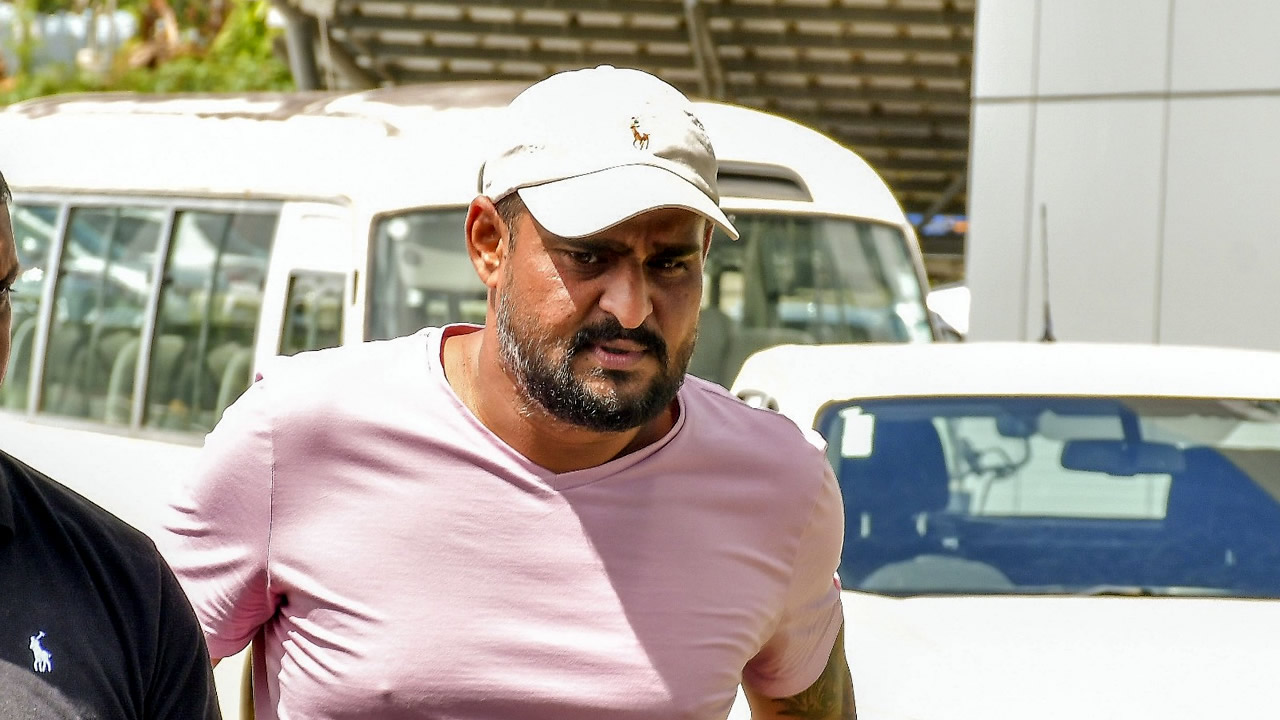 Avinash Luchoo sommé de s'expliquer sur son train de vie.