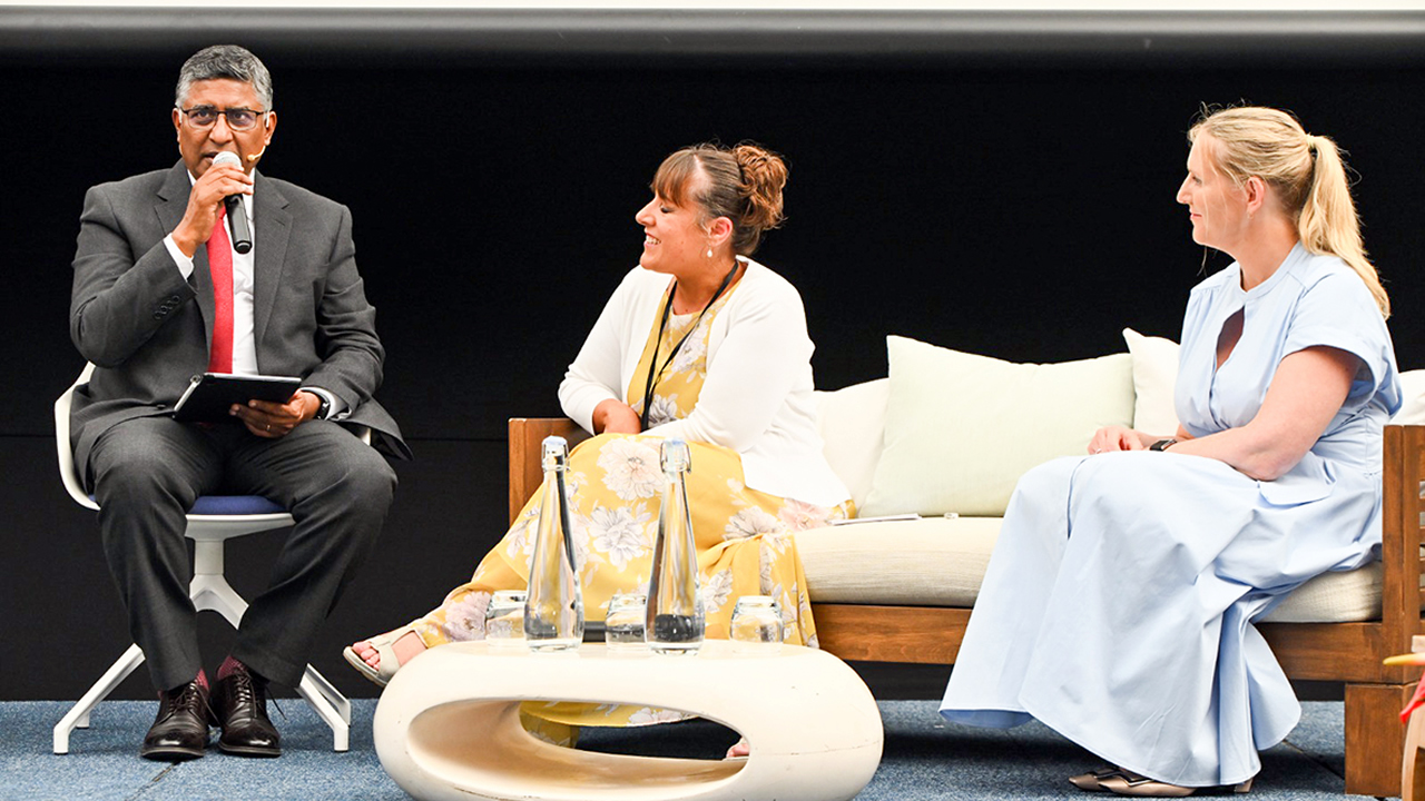 Prem Sewpaul , MC de l'evenement , Linda Ford et Erika Eliasson-Norris.