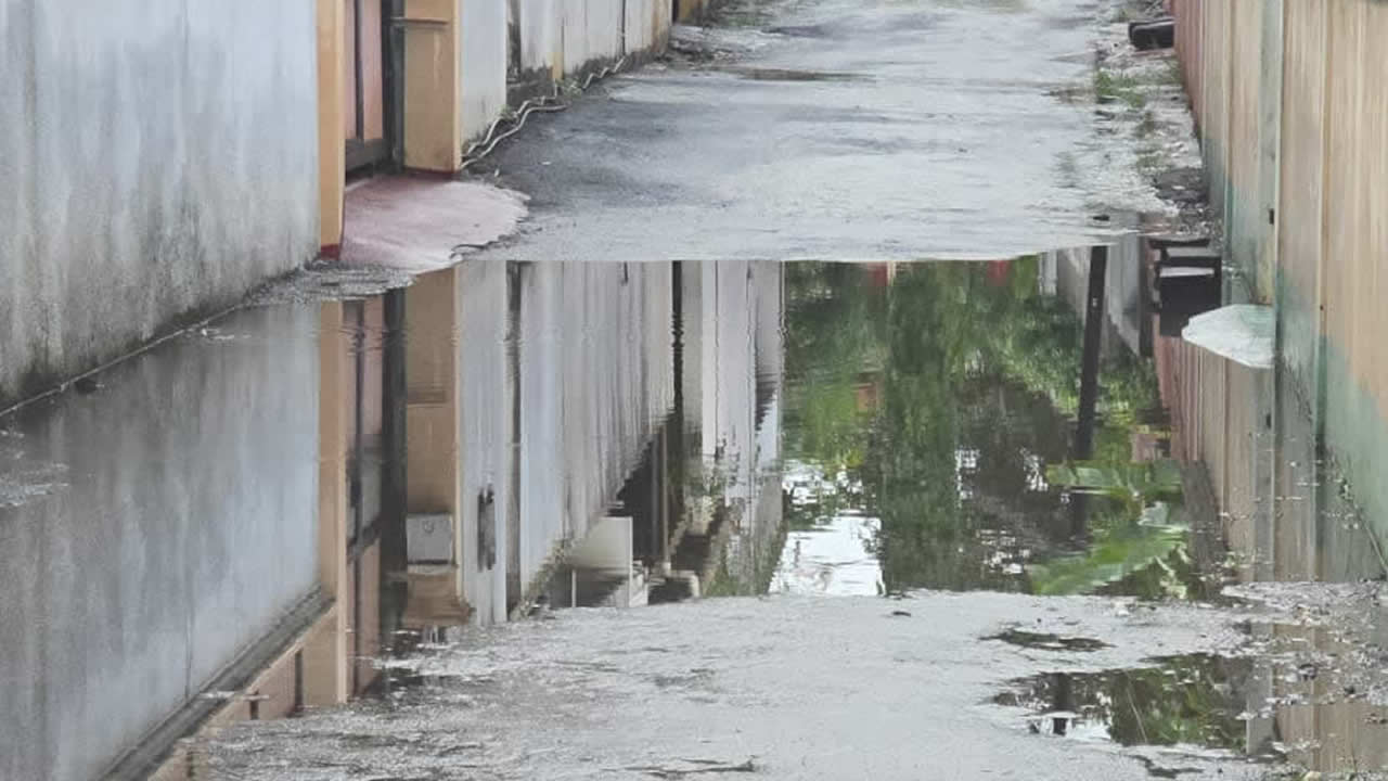 La route n’a jamais été réparée malgré les nombreuses doléances des habitants.