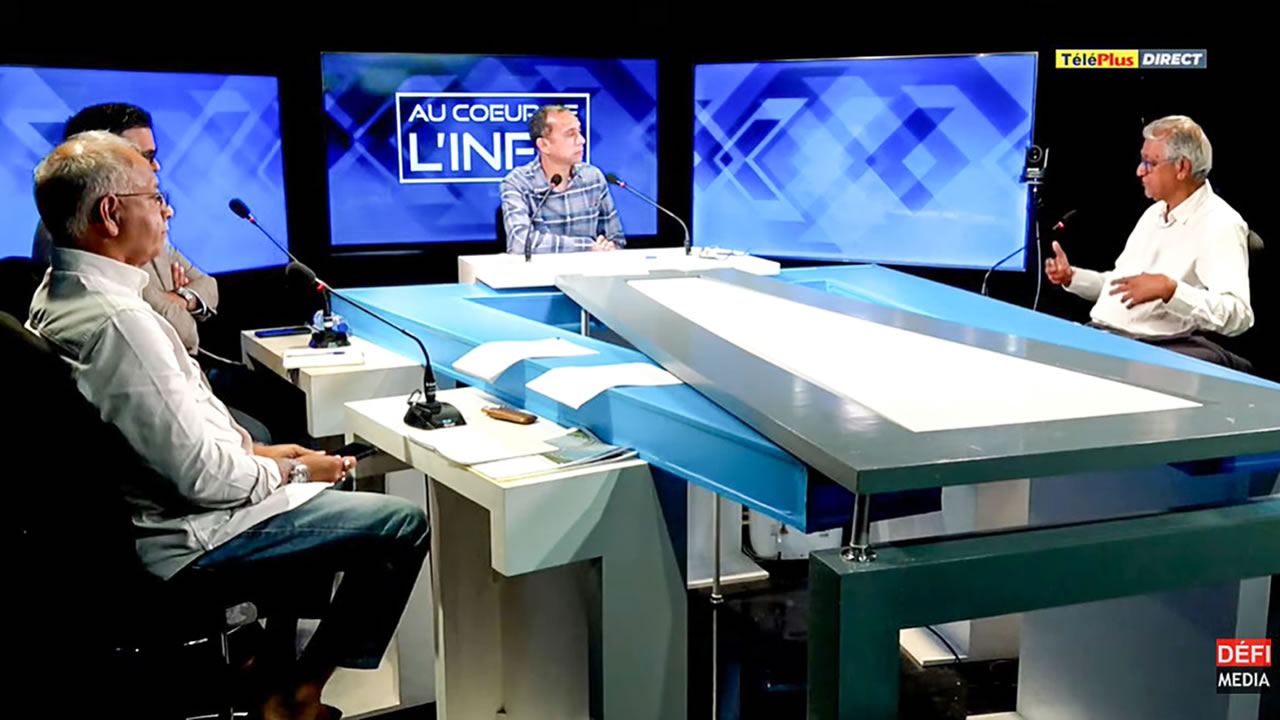 Les trois invités sur le plateau de Radio Plus : Sunil Dowarkasing, Jayen Chellum et Avinaash Munohur.