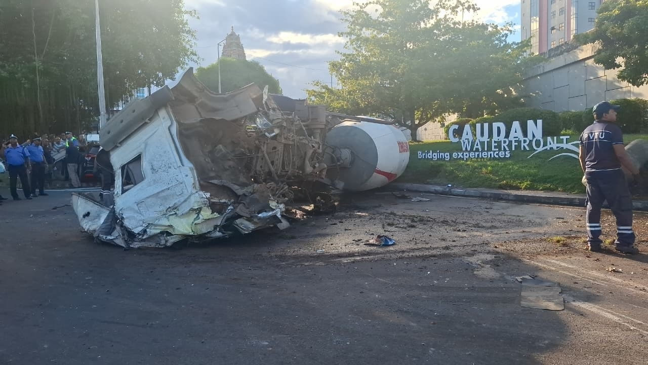 La bétonneuse renversée au rond-point de Caudan.