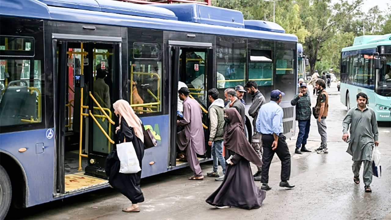 Face à la flambée des prix du carburant liée aux tensions en Iran, les autorités pakistanaises ont décidé de rendre les transports en commun gratuits à Islamabad dès ce samedi.